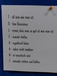 Plakat mit dem Wort "TOLERANZ" und entsprechenden Begriffserklärungen.