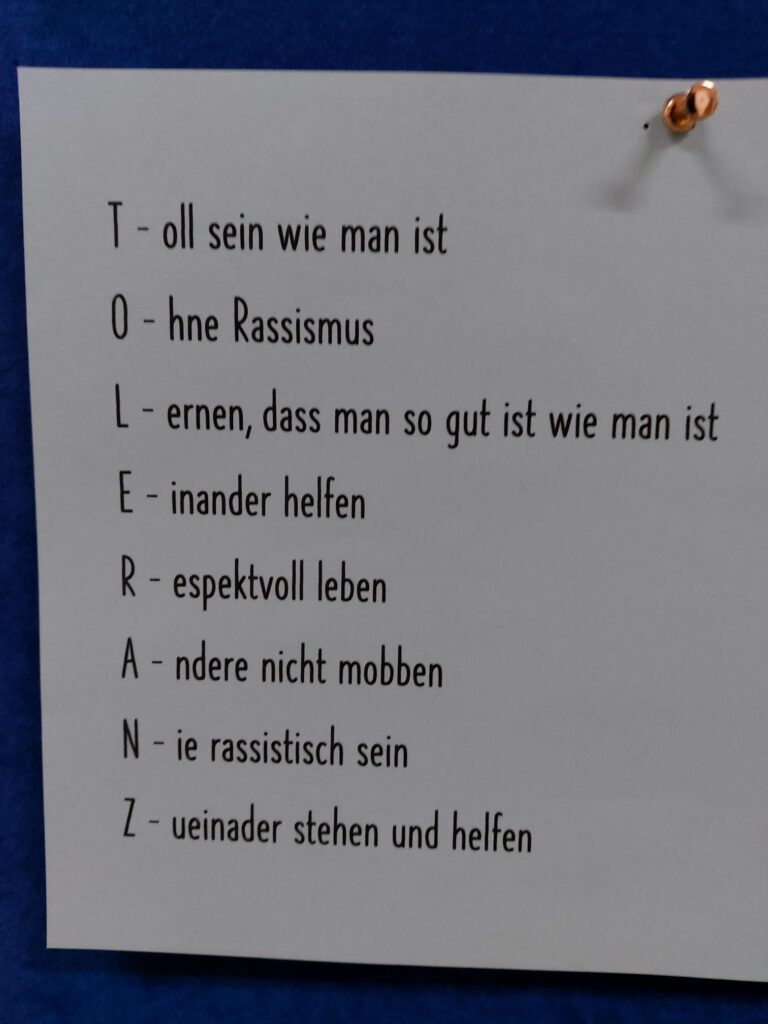Plakat mit dem Wort "TOLERANZ" und entsprechenden Begriffserklärungen.