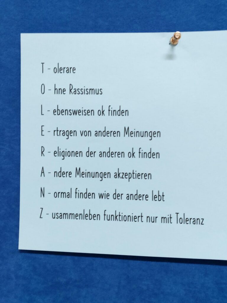 Tafel mit einem Plakat zum Thema Toleranz und deren Bedeutung.