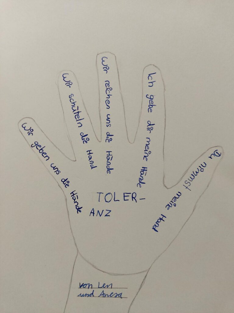 Hand mit Beschriftungen zu Toleranz und Freundschaft.