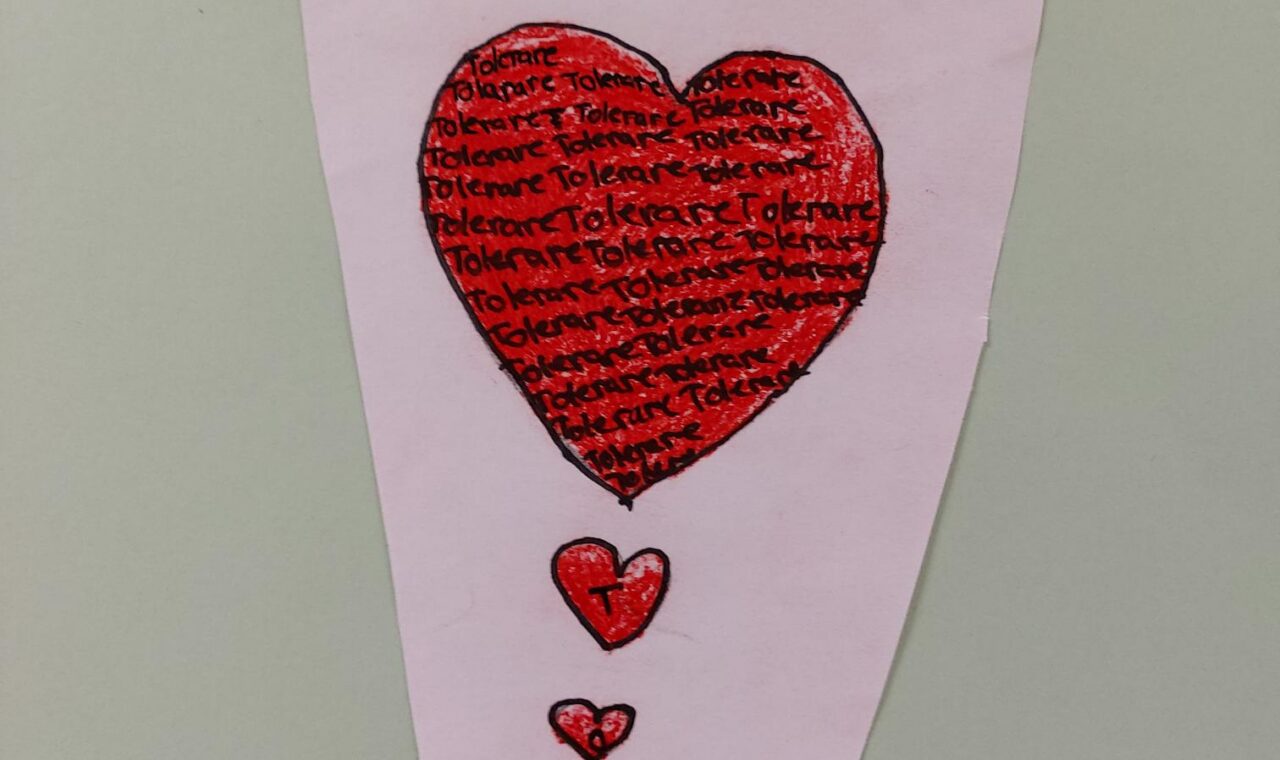 Buntes Plakat mit dem Wort "TOLERANZ" und Herzmotiven in verschiedenen Größen.