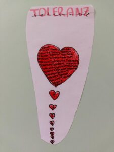 Buntes Plakat mit dem Wort "TOLERANZ" und Herzmotiven in verschiedenen Größen.