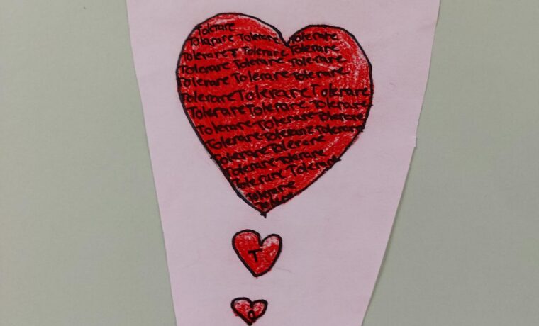 Buntes Plakat mit dem Wort "TOLERANZ" und Herzmotiven in verschiedenen Größen.