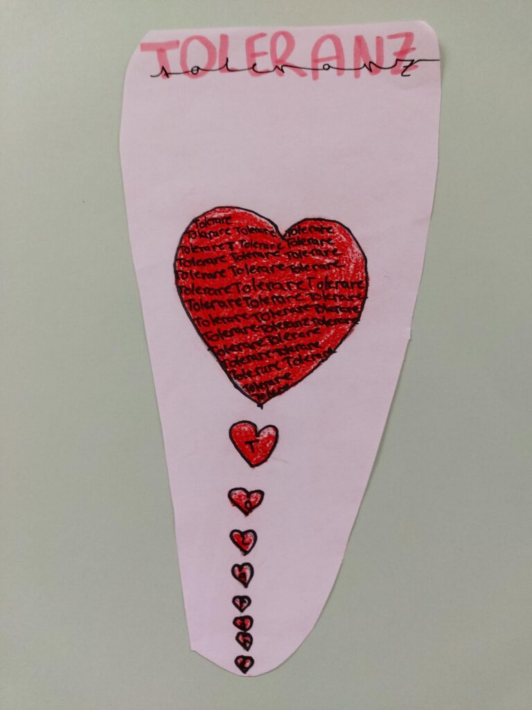 Buntes Plakat mit dem Wort "TOLERANZ" und Herzmotiven in verschiedenen Größen.