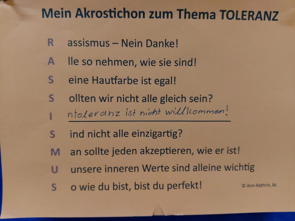 Ein Plakat mit einem Akrostichon zum Thema Toleranz und gegen Rassismus.