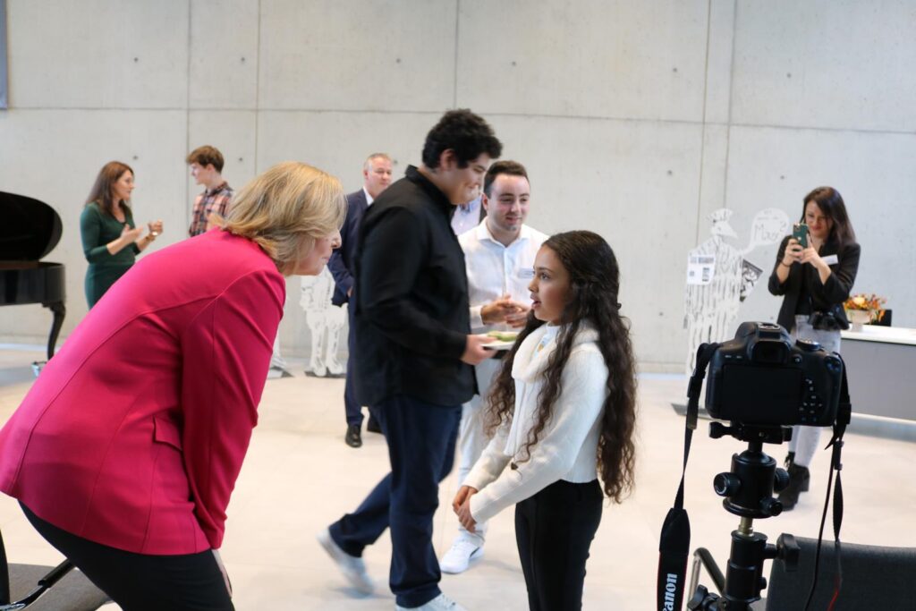 Menschen in einem Raum, Gespräche und Interaktionen während einer Veranstaltung.