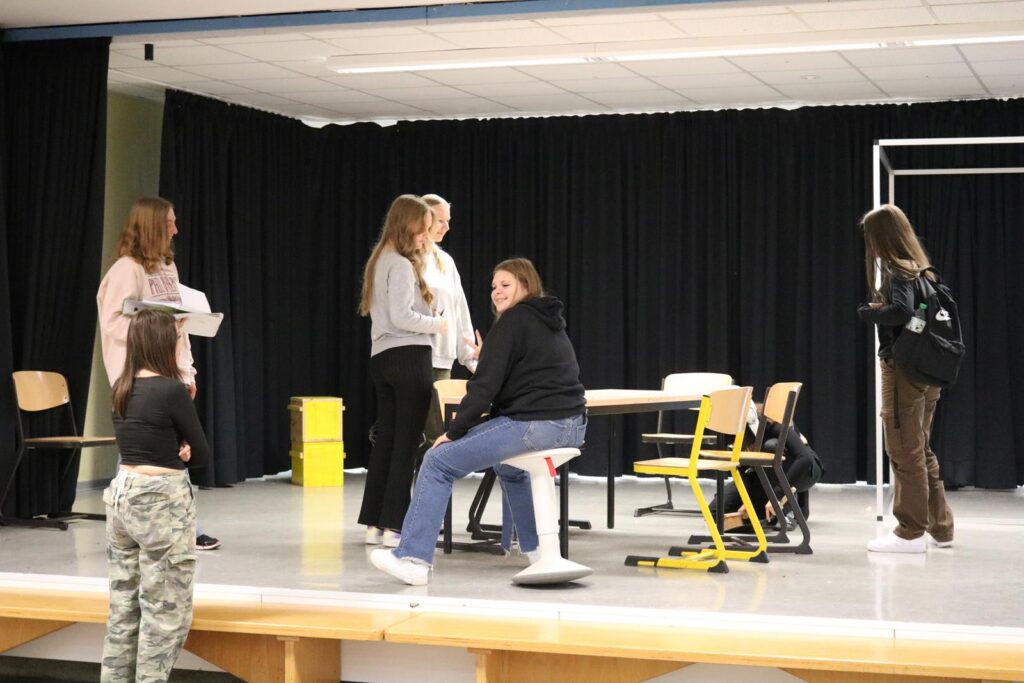 Schüler probieren auf einer Bühne für eine Theateraufführung.