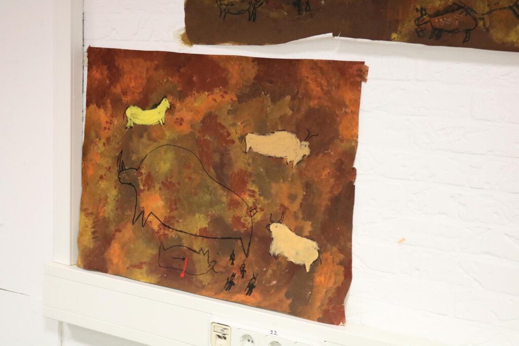 Kunstwerk mit Tiermotiven auf farbigem Hintergrund.