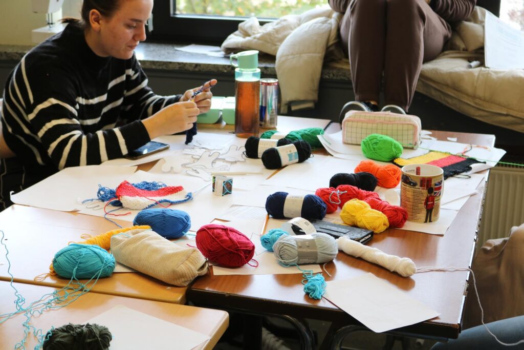 Schüler arbeitet mit Wolle und Materialien an einem Bastelprojekt.