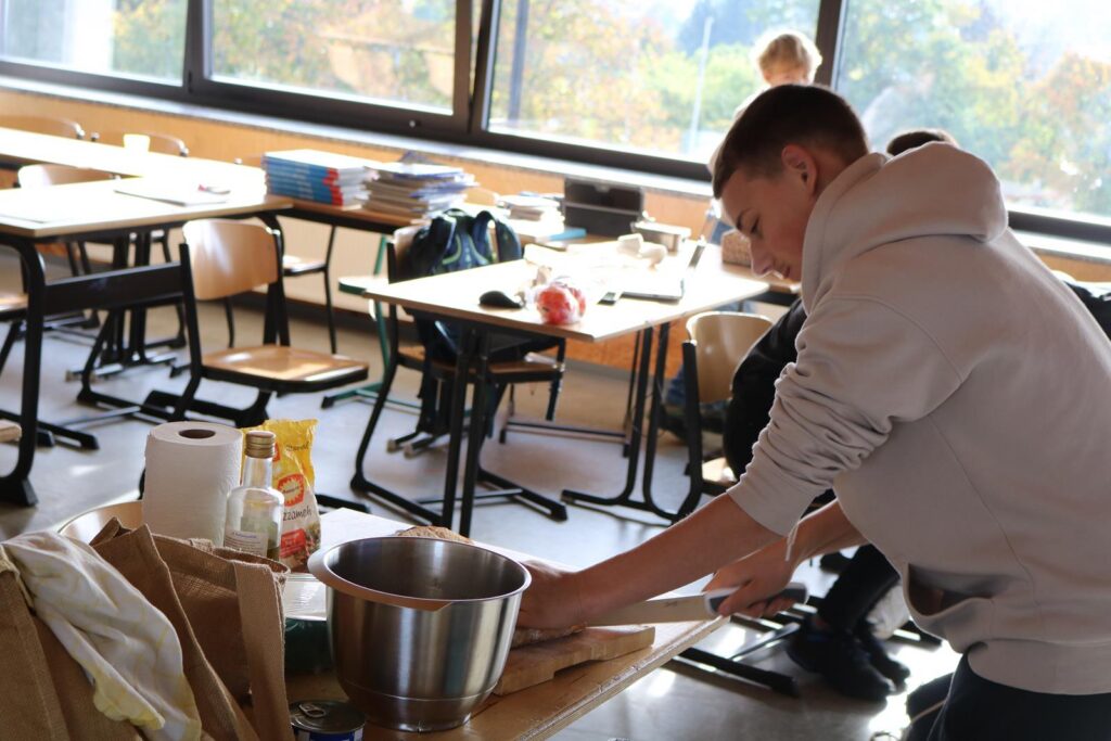 Schüler arbeitet in einem Klassenraum an einer Kochaktivität.