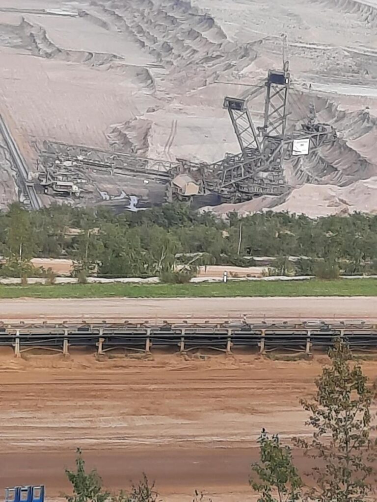 Blick auf eine Förderanlage in einem Sand- oder Kiesabbaugebiet.