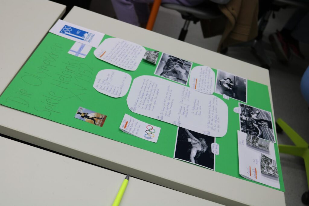 Arbeitsblatt mit Informationen und Bildern zu einem bestimmten Thema auf einem Tisch.