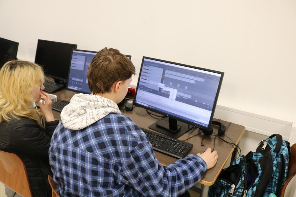 Schüler arbeiten an Computern in einem Klassenraum.