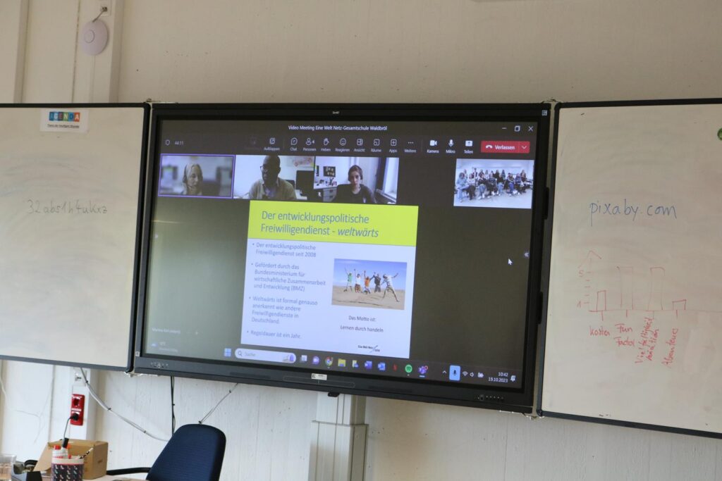Digitales Whiteboard mit einer Videokonferenz und Präsentation.