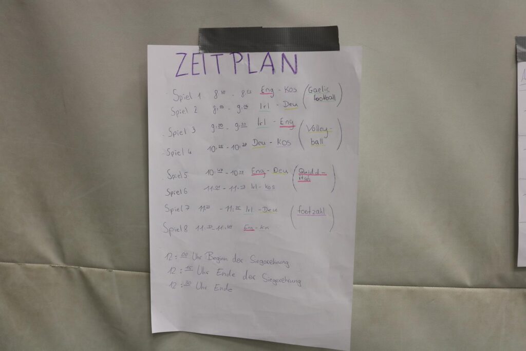 Zeitplan mit verschiedenen Terminen und Aktivitäten auf einem weißen Blatt Papier.