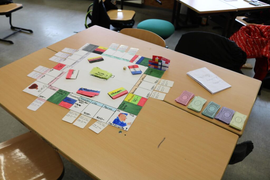 Brettspiel auf Tisch mit Spielsteinen und Karten.