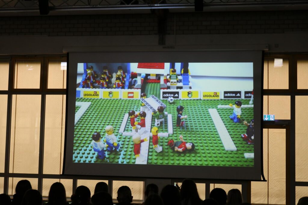 Projektion eines Lego-Fußballspiels in einem Klassenraum.