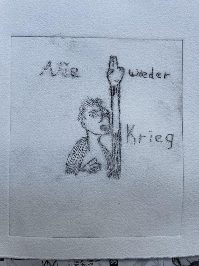 Zeichnung eines Menschen mit erhobenem Mittelfinger und den Worten "Nie wieder Krieg".