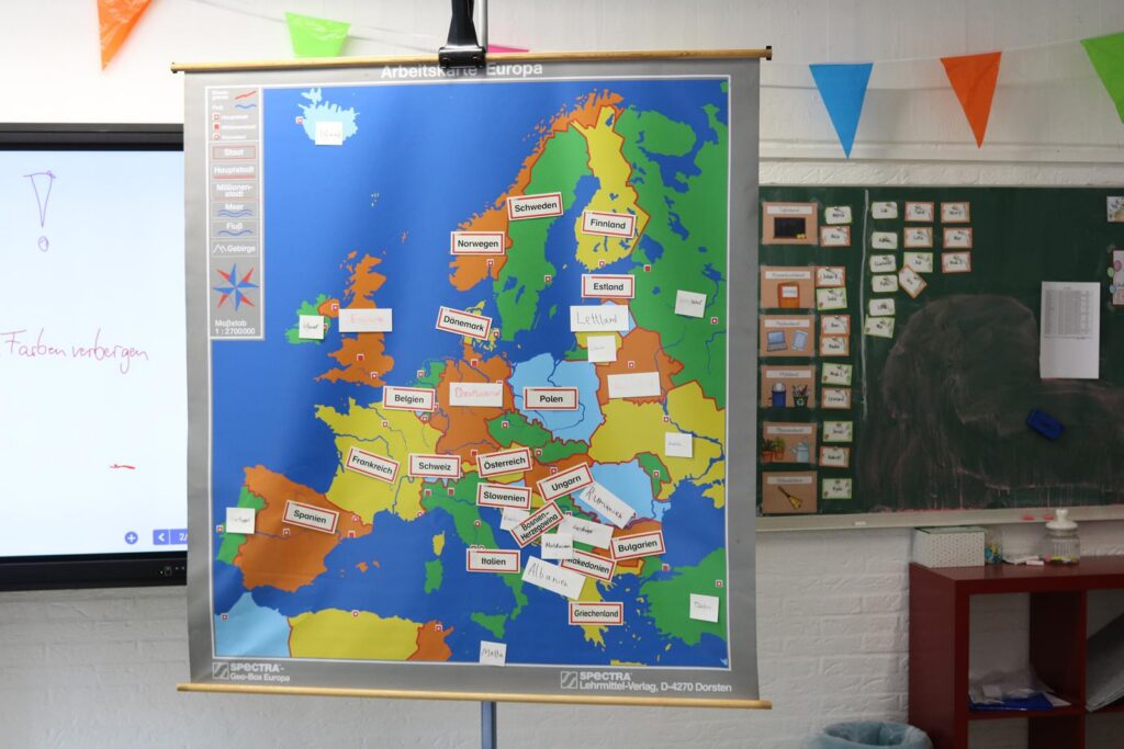 Karte von Europa mit farbigen Regionen und beschrifteten Städten.