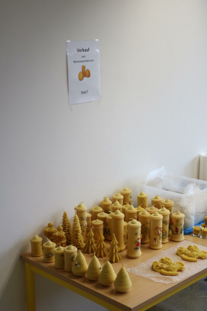 Eine Auswahl von selbstgemachten Kerzen auf einem Tisch.