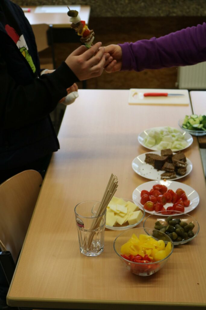 Ein Tisch mit verschiedenen Zutaten und einem Stock, der Gemüse und Obst zeigt.