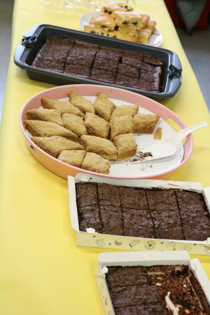 Kuchen und Gebäck auf einem Tisch, Auswahl an verschiedenen Desserts.