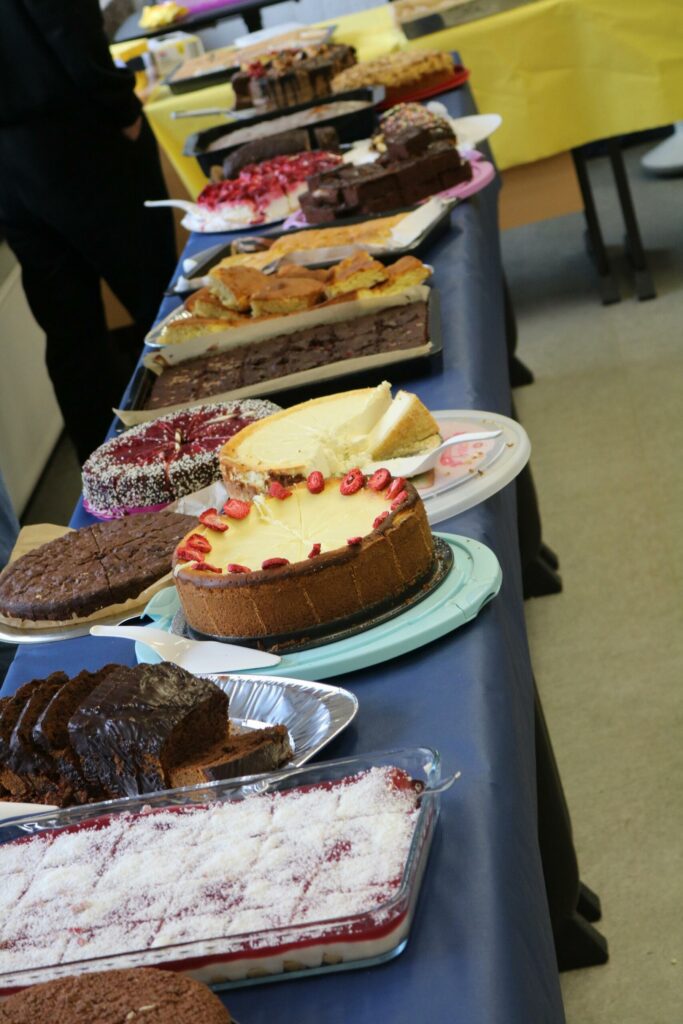 Tisch mit verschiedenen Dessertkuchen und Gebäcken.