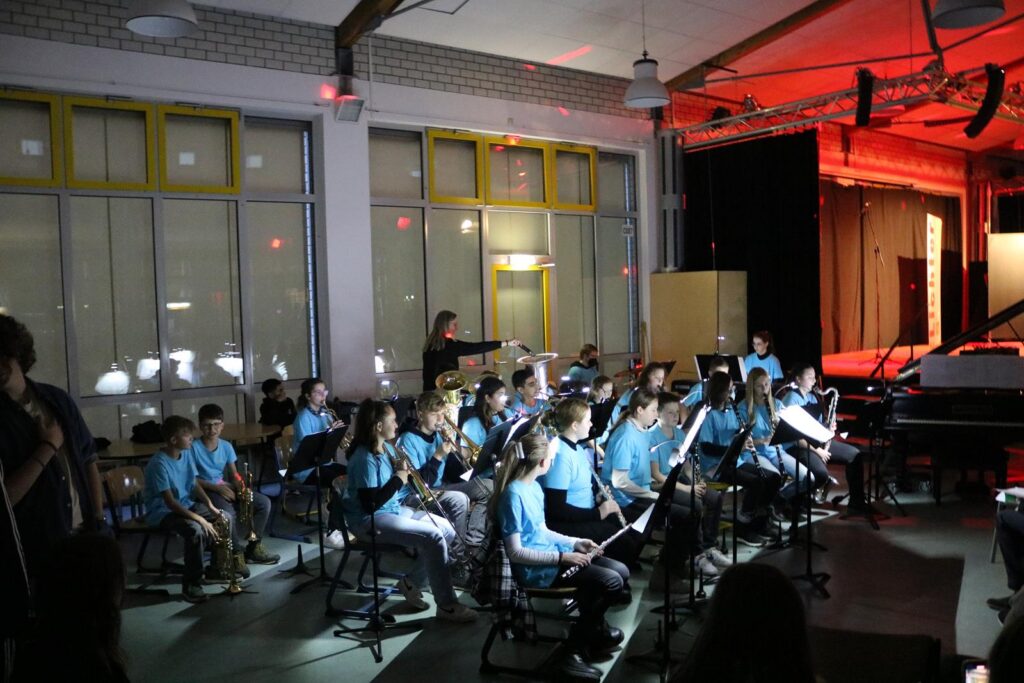 Schülerinnen und Schüler spielen in einem Musikraum ein Konzert.
