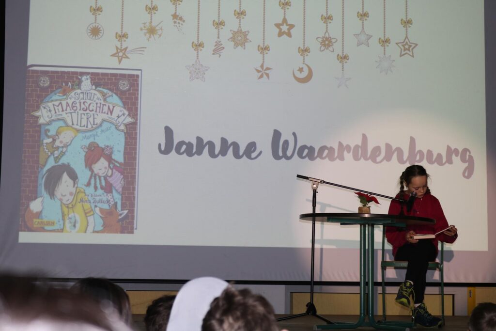Lesung von Janne Waardenburg mit Illustrationen im Hintergrund.