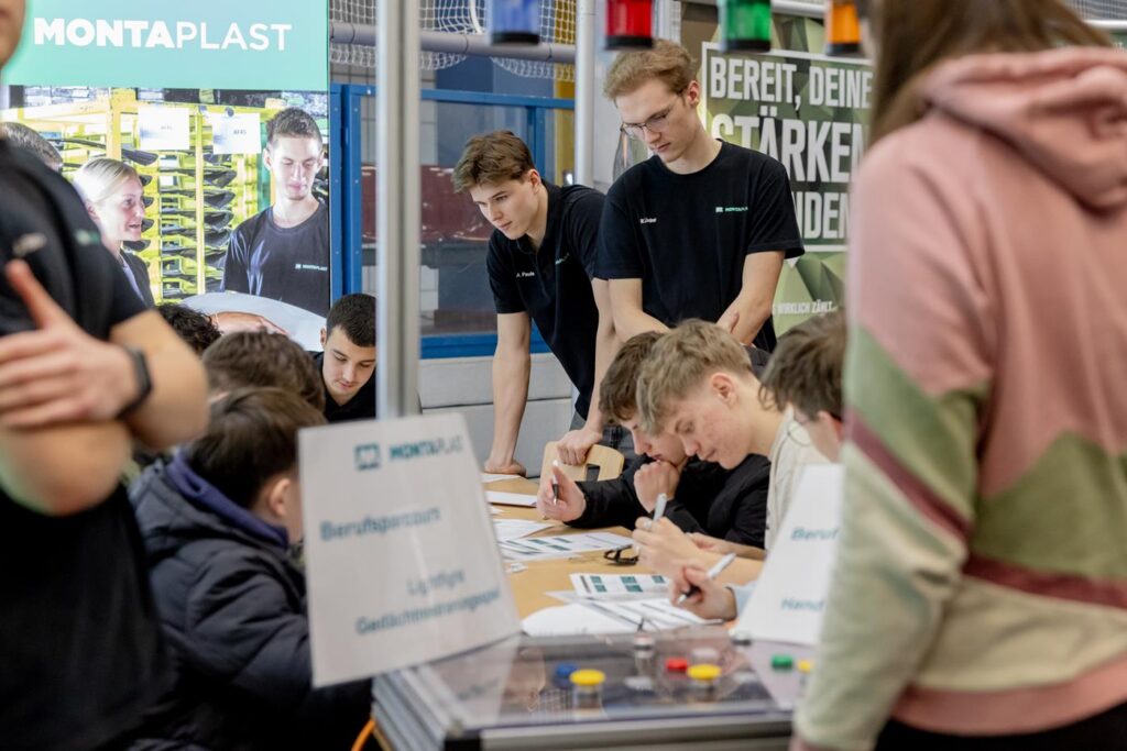 Schüler an einem Stand, der Informationen zu Berufen anbietet.