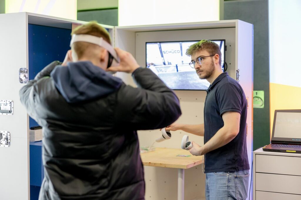 Junge Menschen nutzen Virtual-Reality-Technologie in einem modernen Raum.