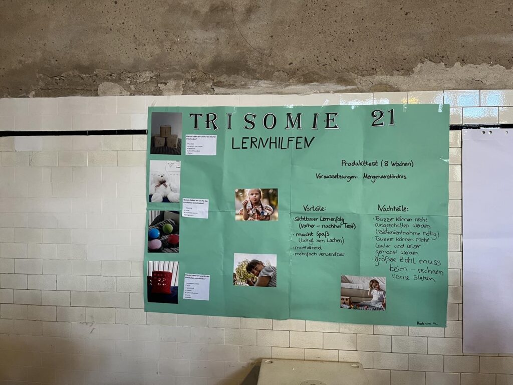 Plakat über Trisomie 21 mit Bildern und Informationen zu Lernhilfen.
