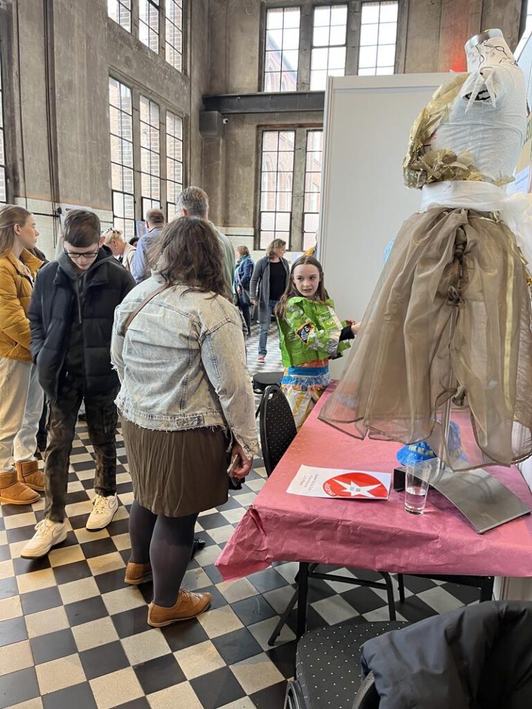 Schülerinnen und Schüler betrachten Ausstellungsstücke in einer weitläufigen Halle.