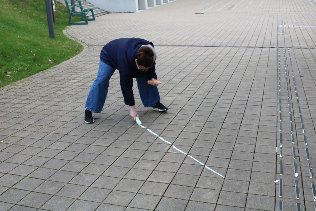 Schüler bei einer praktischen Übung auf dem Schulgelände.