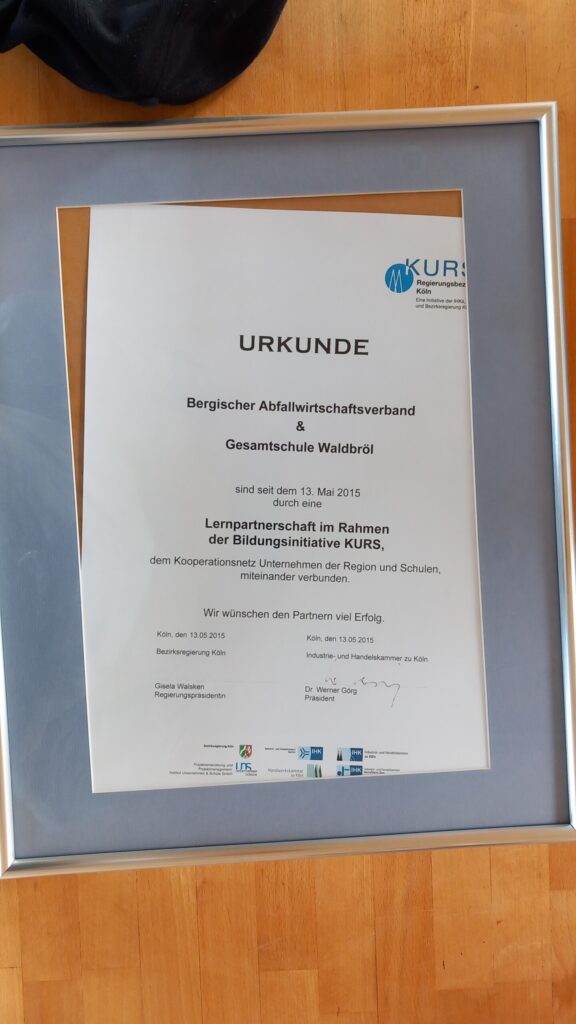 Urkunde in einem Rahmen, ausgezeichnet für besondere Leistungen.