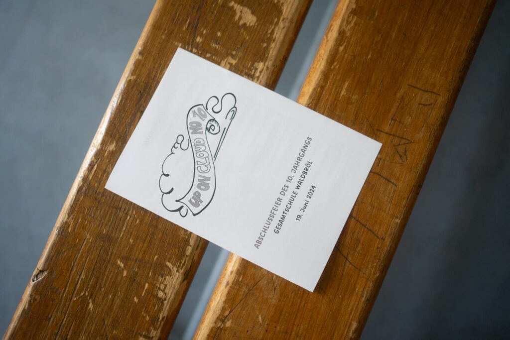 Ein Flyer liegt auf einer Holzbank.