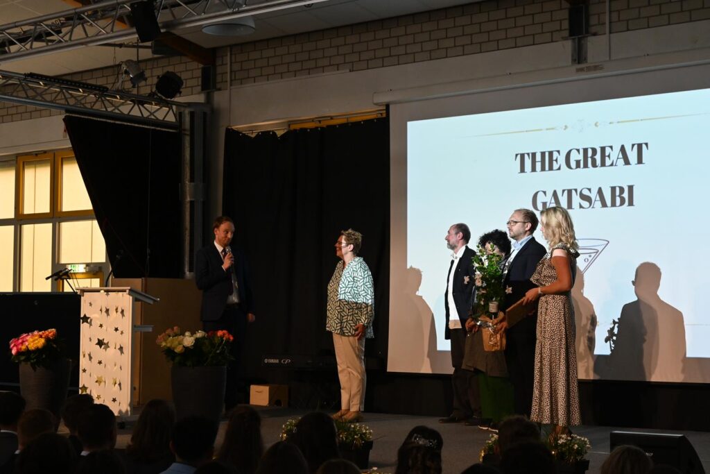 Schüler präsentieren das Theaterstück "The Great Gatsby" auf der Bühne.