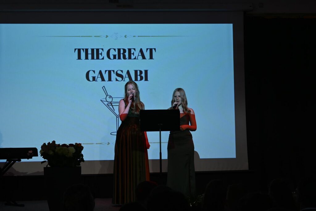 Zwei Sängerinnen stehen auf der Bühne und präsentieren The Great Gatsabi.