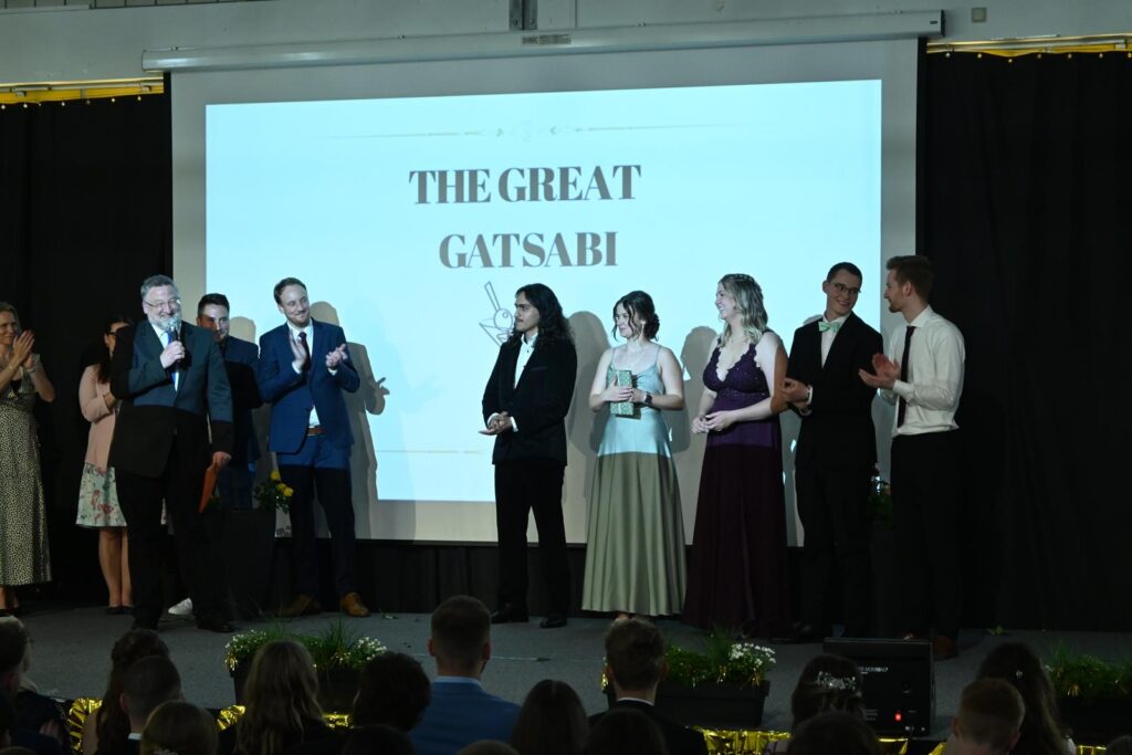 Schüler präsentieren das Stück "The Great Gatsby" auf einer Bühne.