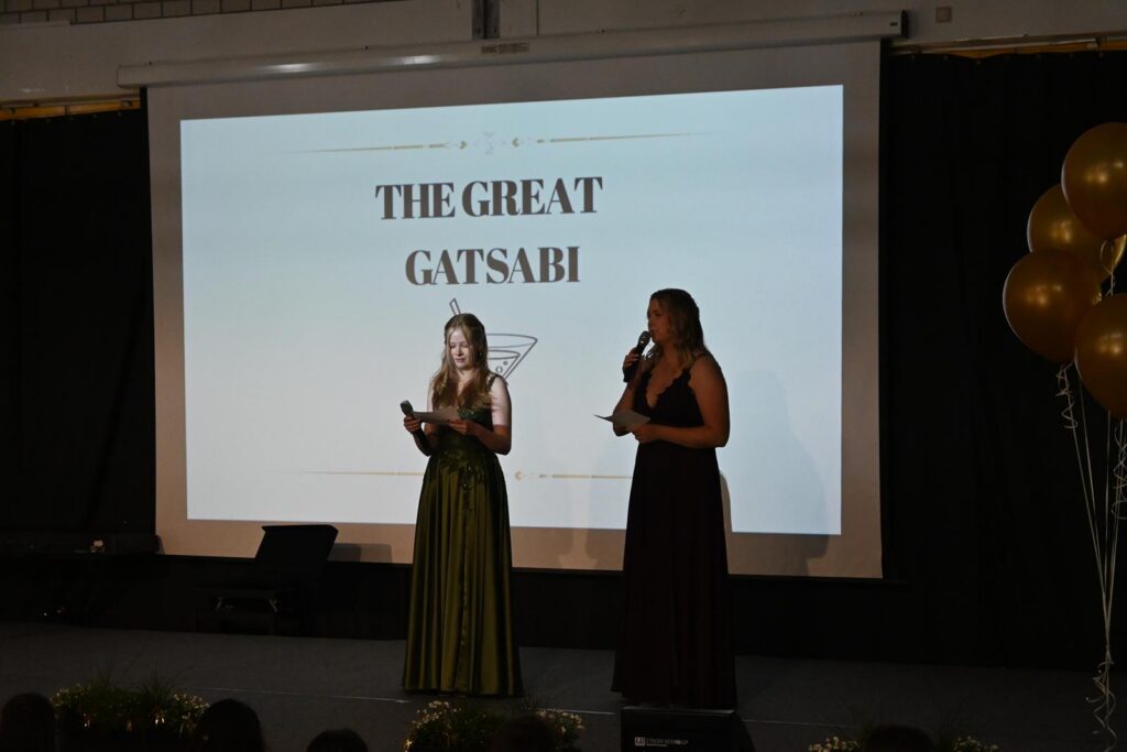 Zwei Frauen auf einer Bühne präsentieren das Thema "The Great Gatsby".