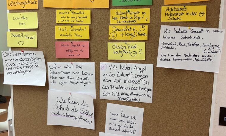 Eine Pinnwand mit bunten Zetteln zu Themen wie Sicherheit, Zukunft und persönliche Stärken.