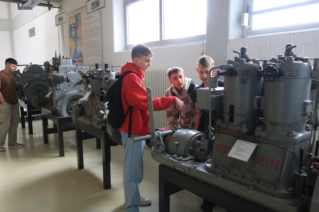 Schüler betrachten verschiedene Maschinen in einem Technikmuseum.
