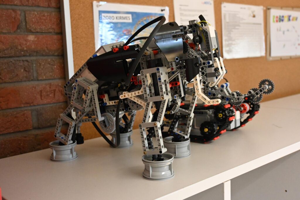 Roboter in Form eines Tieres aus Konstruktionsbausätzen auf einem Tisch.