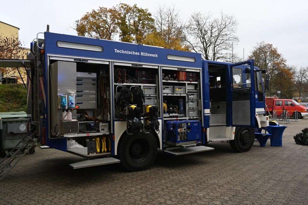 Fahrzeug mit offener Seite, ausgestattet mit Feuerwehr- und Rettungsgeräten.