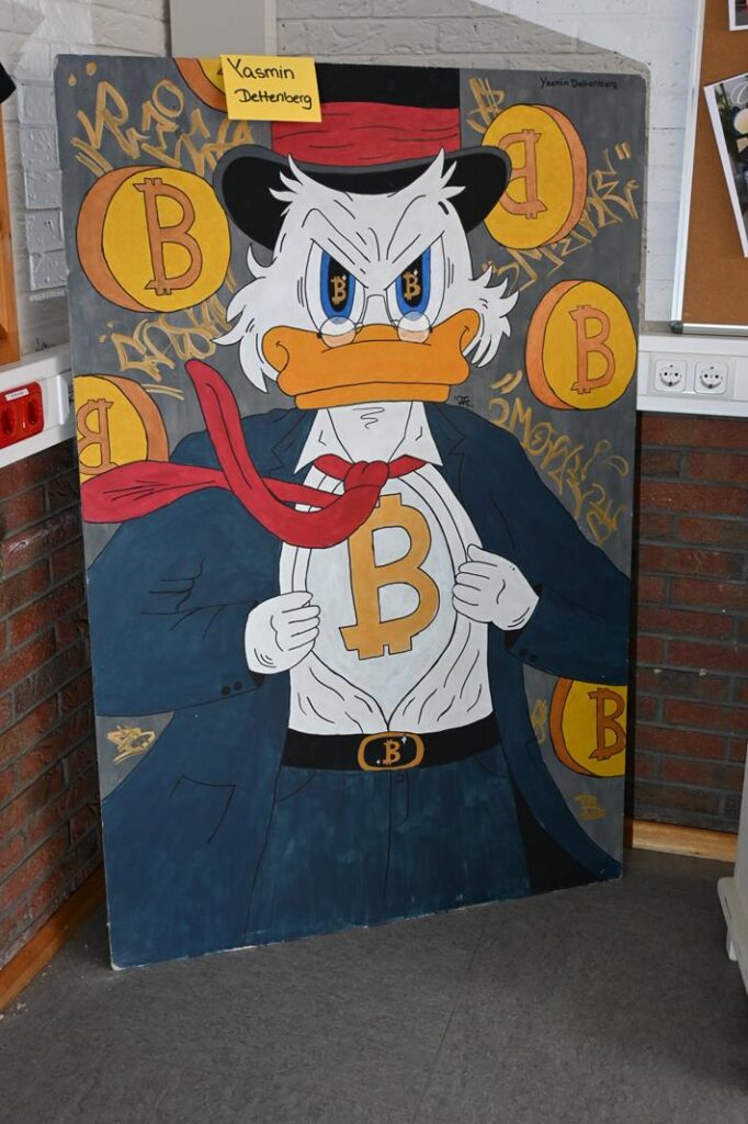 Eine Comicfigur mit Hut zeigt ein Dollarzeichen auf ihrer Brust.