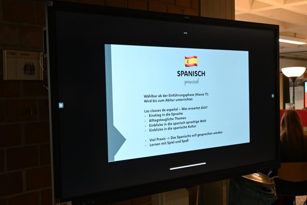Präsentationstafel mit Informationen zum Fach Spanisch.