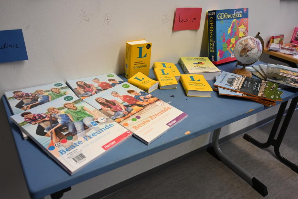 Tisch mit verschiedenen Lehrbüchern und einem Globus.