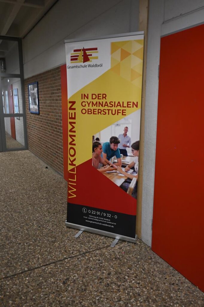 Roll-Up-Banner mit der Aufschrift "Willkommen in der gymnasialen Oberstufe".