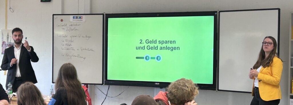 Präsentation zu Geld sparen und anlegen in einem Klassenzimmer.