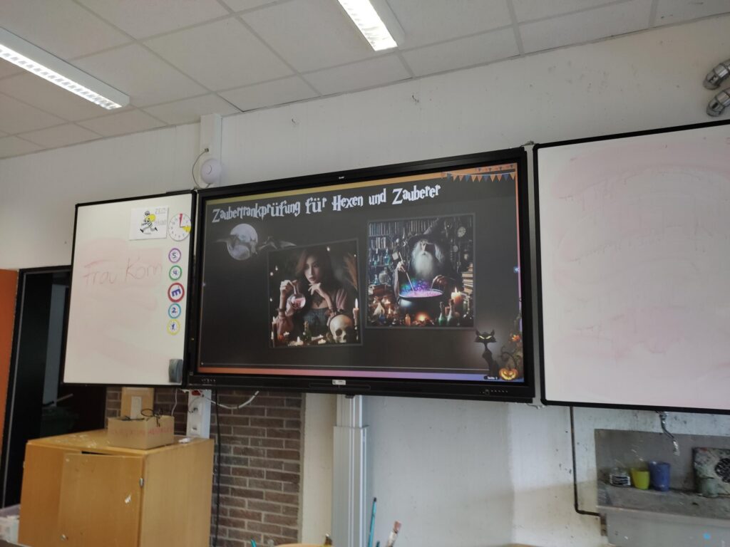Interaktive Tafel mit Präsentation in einem Klassenzimmer.